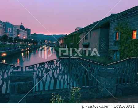 Otaru canal in the evening 108169321