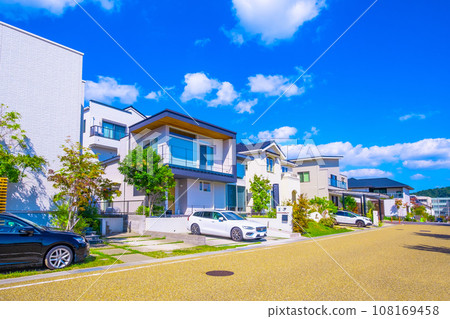 A quiet town with no telephone poles 108169458