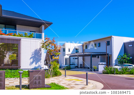 A quiet town with no telephone poles 108169471