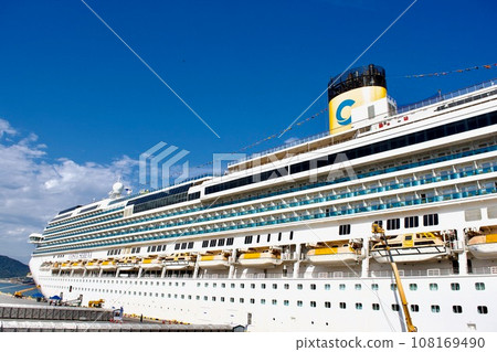 豪華遊輪 Costa Serena 停泊在堺夢港碼頭 豪華遊輪 Costa Serena 停泊在堺夢港碼頭 108169490