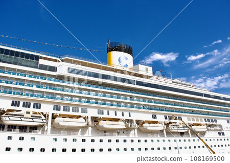 豪華遊輪 Costa Serena 停泊在堺夢港碼頭 108169500