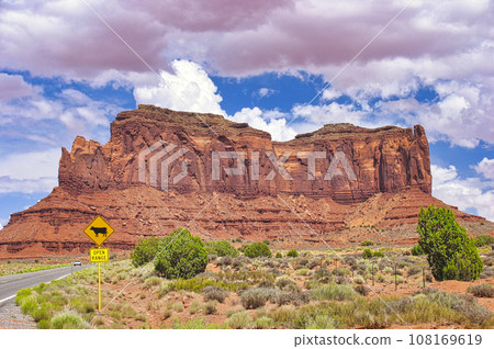 美國紀念碑谷巨山風景 108169619