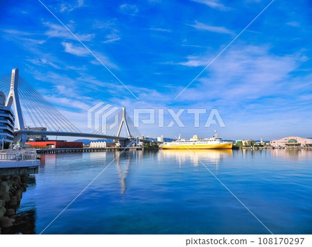 從青海公園眺望藍天閃耀的青森港灣地區 108170297
