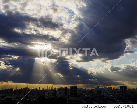 Light from between clouds/crepuscular rays 108171091
