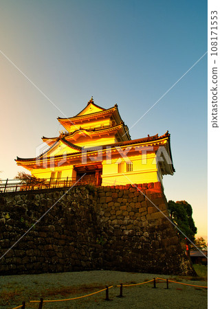 Evening view of Odawara Castle castle tower with beautiful setting sun Evening view of Odawara Castle castle tower with beautiful setting sun 108171553