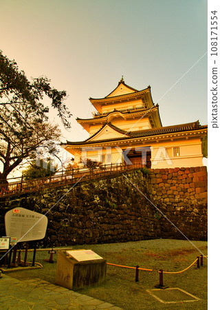 Evening view of Odawara Castle castle tower with beautiful setting sun Evening view of Odawara Castle castle tower with beautiful setting sun 108171554
