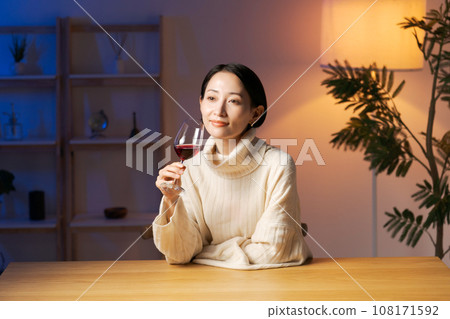 喝紅酒的女人》 108171592