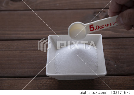 用量匙把鹽舀起來 用量匙把鹽舀起來 108171682