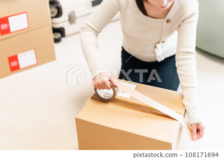 行李在搬家之前排好隊 108171694