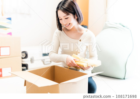 行李在搬家之前排好隊 108171698