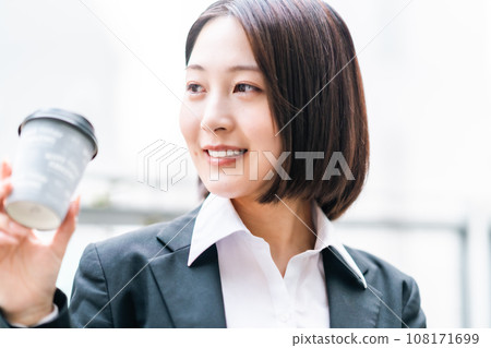 年輕女子喝咖啡休息 108171699