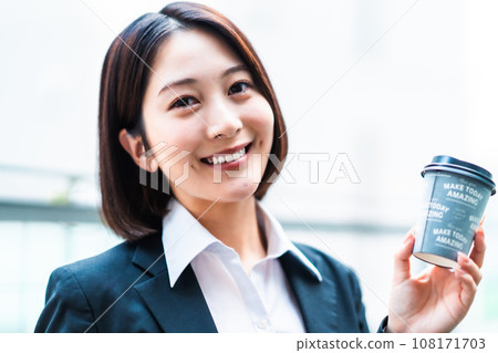 Young woman taking a coffee break 108171703