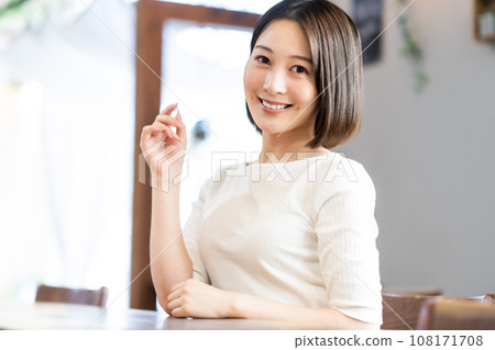 Business woman working in a shared office Business woman working in a shared office 108171708