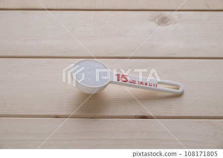 用量匙加一湯匙鹽 用量匙加一湯匙鹽 108171805
