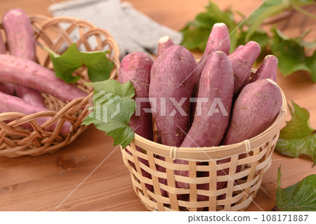 Taste of Autumn Sweet Potato Naruto Kintoki Potato Very Delicious Sticky Sweet Potato Wood Grain Back 108171887