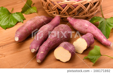Taste of Autumn Sweet Potato Naruto Kintoki Potato Very Delicious Sticky Sweet Potato Wood Grain Back Taste of Autumn Sweet Potato Naruto Kintoki Potato Very Delicious Sticky Sweet Potato Wood Grain Back 108171892