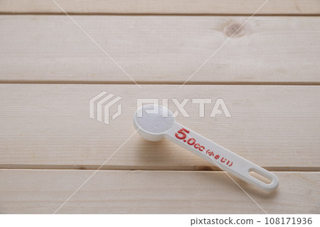 用量匙加一茶匙鹽 108171936