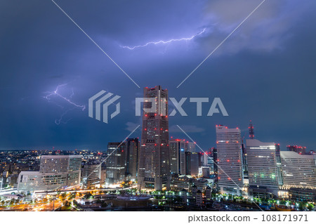 惡劣天氣下港未來的城市景觀 惡劣天氣下港未來的城市景觀 108171971