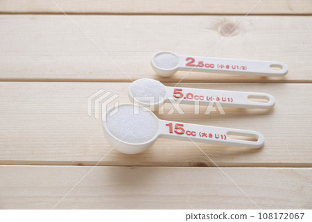 用量匙測量鹽 用量匙測量鹽 108172067