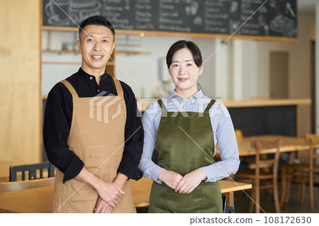 Asian couple running a cafe 108172630