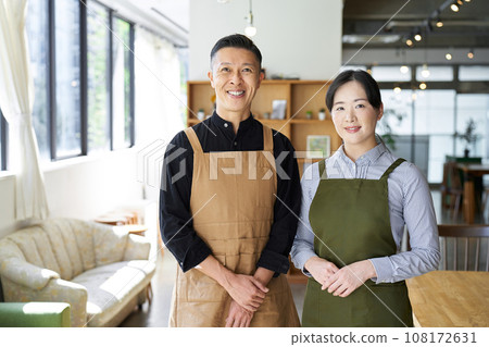 經營咖啡館的亞洲夫婦 經營咖啡館的亞洲夫婦 108172631