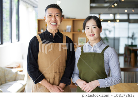 Asian couple running a cafe 108172632