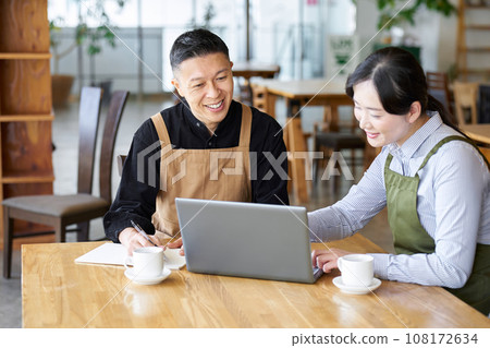 一對亞洲夫婦談咖啡館管理政策 108172634