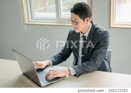 在計算機上工作的生意人 108172762