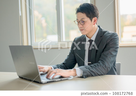 在計算機上工作的生意人 在計算機上工作的生意人 108172768