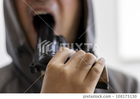 一名男子嘴裡含著玩具槍自殺的圖片 一名男子嘴裡含著玩具槍自殺的圖片 108173130