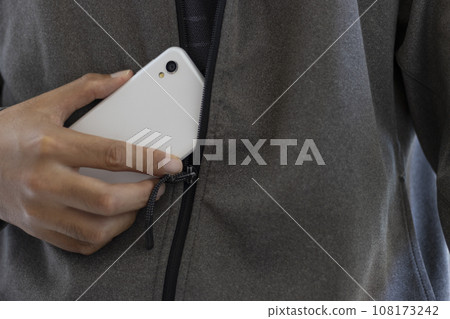 可疑男子手持智慧型手機，臉部被隱藏 108173242