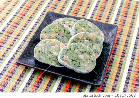 Peanut mochi with green seaweed on a plate [Japanese paper background] 108173568
