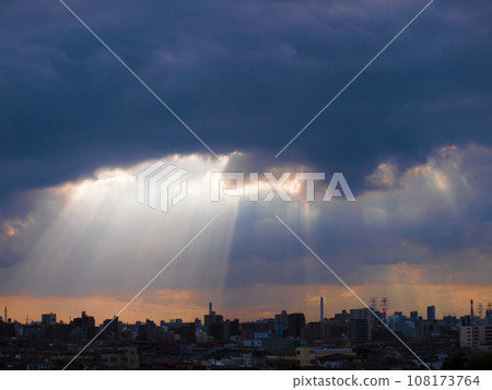 Light from between clouds/crepuscular rays 108173764