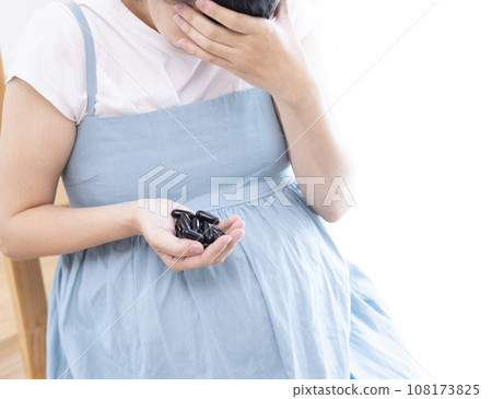 一個女人抱著頭拿著補品的圖片 一個女人抱著頭拿著補品的圖片 108173825
