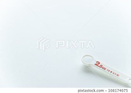 1/2 teaspoon salt with a measuring spoon 108174075