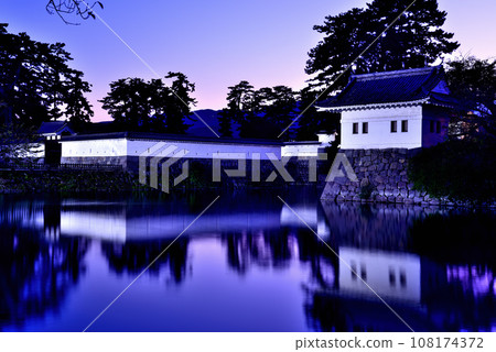 小田原城天守閣和角樓的夜景 108174372