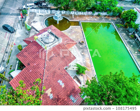 House rooftop, fountain, swimming pool. Abandon motel and pool with stagnant water, top view House rooftop, fountain, swimming pool. Abandon motel and pool with stagnant water, top view 108175495
