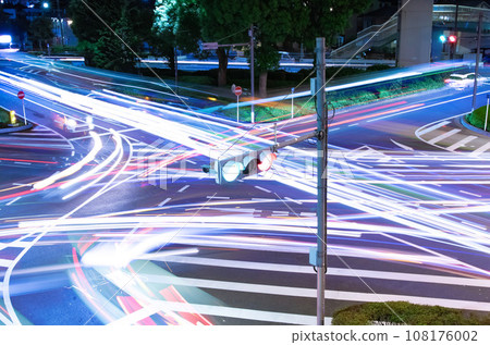 Three-way intersection around Hasune Pedestrian Bridge at night [Traffic image] 108176002