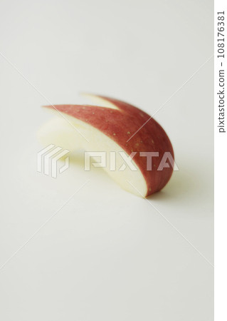 蘋果切成兔子形狀 108176381