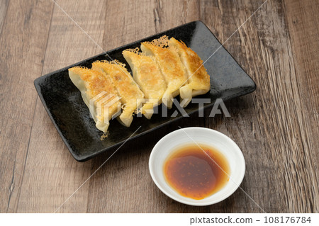 Baked gyoza plate 108176784