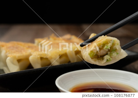 用筷子煎餃子 108176877