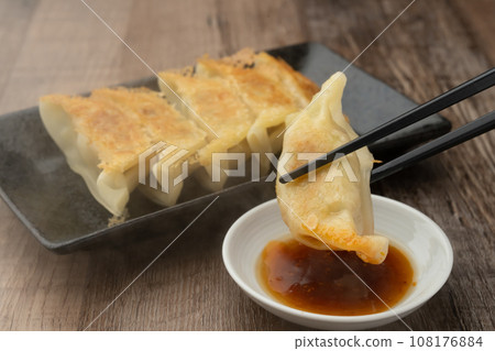 用筷子煎餃子 108176884