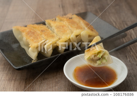 用筷子煎餃子 用筷子煎餃子 108176886