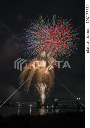 高亮度煙花匯演 煙花夜空 煙花影像 煙花匯演 108177384