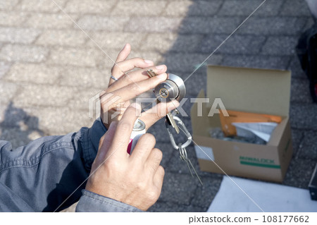 Keyhole spray cleaning status lockwork cylinder Keyhole spray cleaning status lockwork cylinder 108177662