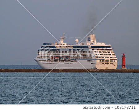 Cruise ship "Regatta" departing from Otaru Port 108178711