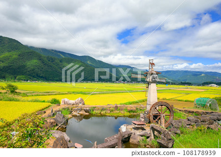 Shinmeisha Windmill Pond in Autumn [Hakuba Village, Kitaazumi District] 108178939