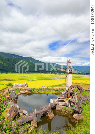 Shinmeisha Windmill Pond in Autumn [Hakuba Village, Kitaazumi District] 108178942