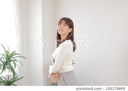 拿著tablet_casual 4的新生女子 108179669