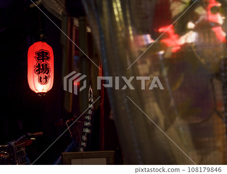 餐廳燈籠和串 108179846